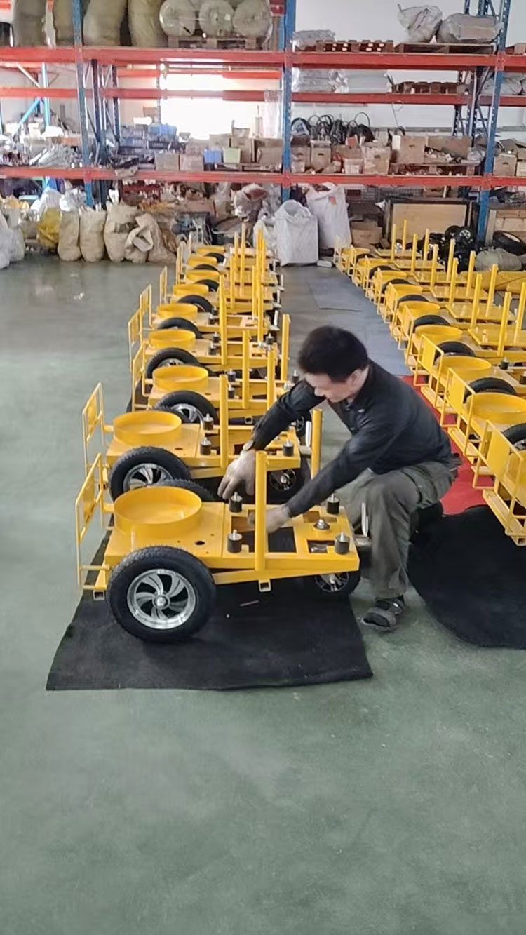 கஜகஸ்தானுக்கு குளிர் பெயிண்ட் சாலை குறிக்கும் இயந்திரம், வடிவமைக்கப்பட்ட உற்பத்தி சிறப்பை எடுத்துக்காட்டுகிறது